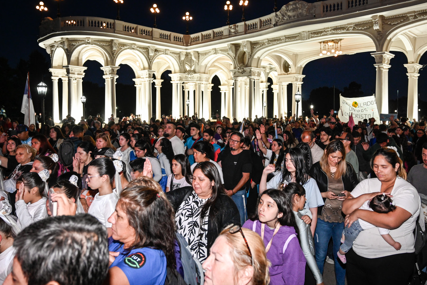 NOTICIAS DE TIGRE: JULIO ZAMORA A LAS IGLESIAS DE TIGRE.